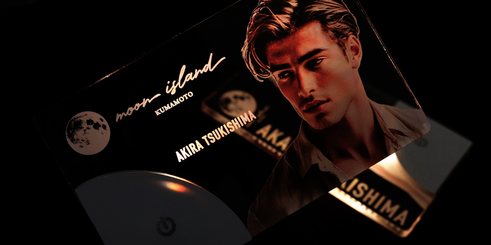 暗い場所でも文字や写真をハッキリ浮かび上がらせます。