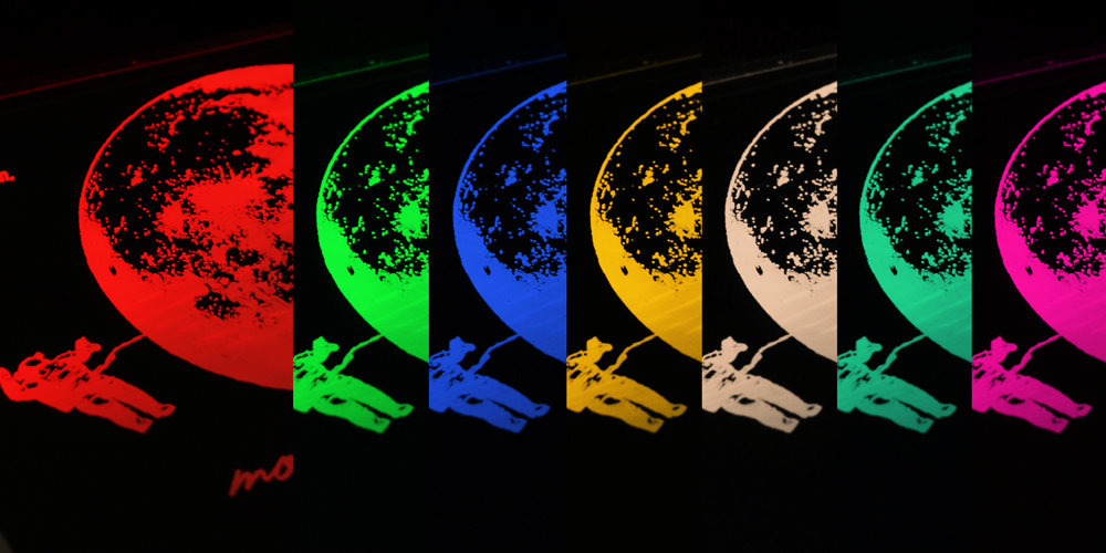 長押しでスイッチオン。ボタンを押すと7色に変化します。2パターンの色が変わり続けるモードも選べます。